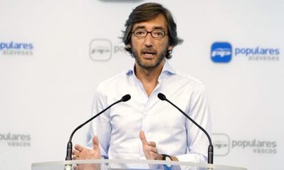 El secretario general del PP del País Vasco, Iñaki Oyarzábal, durante la rueda de prensa de hoy.