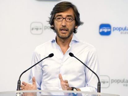 El secretario general del PP del País Vasco, Iñaki Oyarzábal, durante la rueda de prensa de hoy.