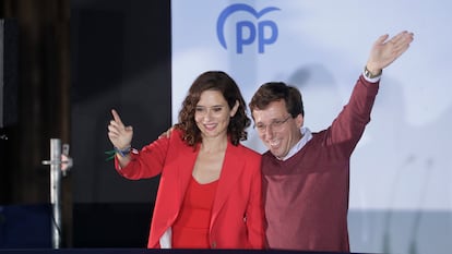 La presidenta de la Comunidad de Madrid y candidata a la reelección por el PP, Isabel Díaz Ayuso, y el alcalde y candidato a la reelección, José Luis Martínez -Almeida, saludan a los simpatizantes desde el balcón de Génova tras conocer los resultados electorales en Madrid.