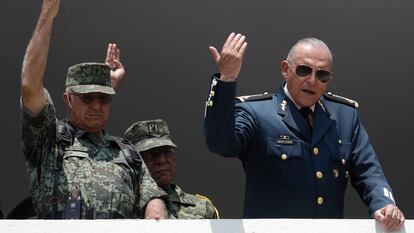 El general Salvador Cienfuegos (derecha), durante un desfile militar en 2016.