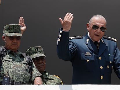 El general Salvador Cienfuegos (derecha), durante un desfile militar en 2016.