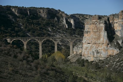 El viaducto de Linares, una de las infraestructuras que se construyeron en paralelo al pantano, inaugurado en 1951.