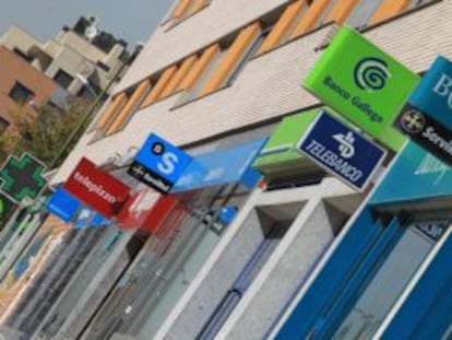 Oficinas de bancos y cajas en una calle de Madrid.