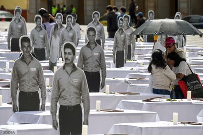 Imágenes de tamaño natural de asesinados y desaparecidos, durante un homenaje a las víctimas del conflicto armado de Colombia, en Bogotá en 2017.