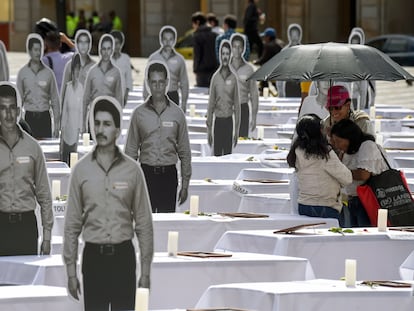 Imágenes de tamaño natural de asesinados y desaparecidos, durante un homenaje a las víctimas del conflicto armado de Colombia, en Bogotá en 2017.