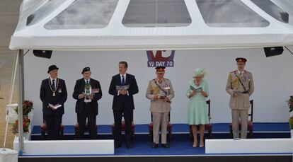 Una foto proporcionada por el Ministerio de Defensa mostrando príncipe Carlos de Inglaterra (centro), flanqueado por el primer ministro británico, David Cameron (izquierda) y la Duquesa de Cornwall (derecha) durante el evento en el Horse Guards Parade en Londres.