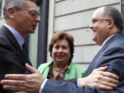 El ministro de Justicia, Alberto Ruiz-Gallardón, saluda al presidente en funciones del Poder Judicial, Fernando de Rosa, en el Congreso.
