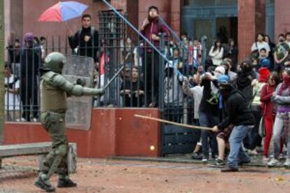 J&oacute;venes se enfrentan a carabineros, el pasado jueves, en una manifestaci&oacute;n estudiantiul en Santiago de Chile. EFE/Mario Ruiz