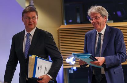 El vicepresidente de la Comisión Europea, Valdis Dombrovskis, y el comisario de Economía, Paolo Gentiloni.