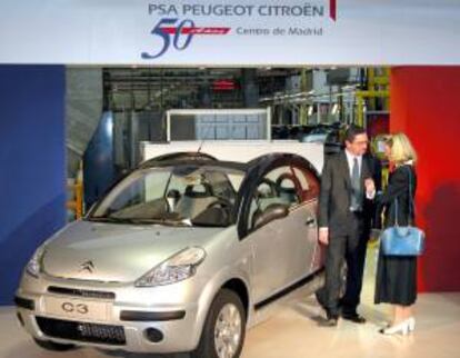 El presidente de la Comunidad de Madrid, Alberto Ruiz-Gallardón, preside los actos conmemorativos del 50 aniversario de la planta del Grupo PSA (Peugeot y Citroen) en Villaverde. EFE/Archivo