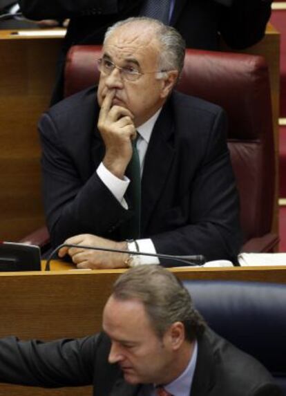 El portavoz del PP en las Cortes Valencianas, Rafael Blasco, se enteró ayer de las detenciones en el hemiciclo.
