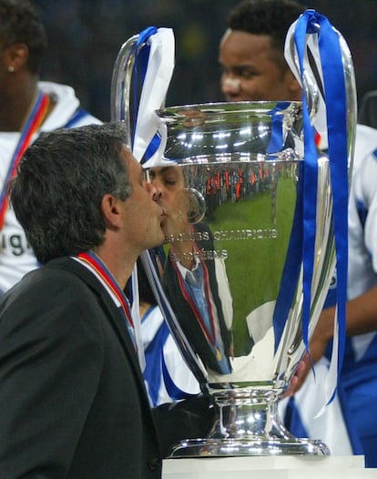 Mourinho besa la copa que ganó como entrenador del Oporto, en 2004, al Mónaco.