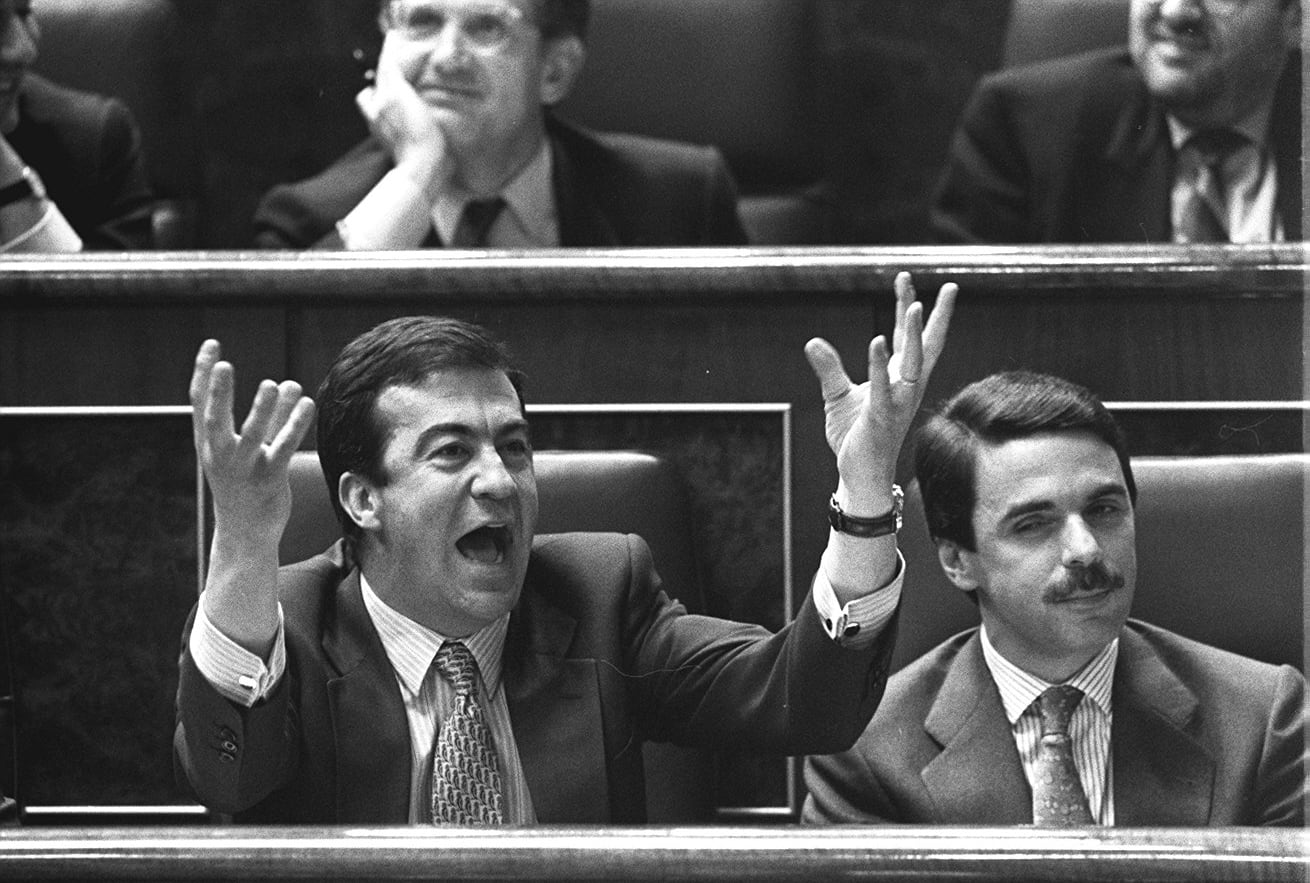 Debate sobre el Estado de la Nación del 19 de abril de 1994. El diputado popular Francisco Álvarez Cascos se dirige a Felipe González gesticulando desde su escaño en presencia de Aznar. 