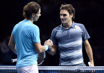 Federer felicita a Nadal al finalizar el partido