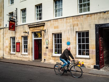 Un ciclista pasea en bicicleta frente a 'The Eagle Pub', que abrió sus puertas en 1667, en Cambridge (Inglaterra).