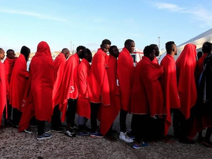 Grupo de 38 inmigrantes rescatados este martes en Tarifa tras llegar a la costa en patera.