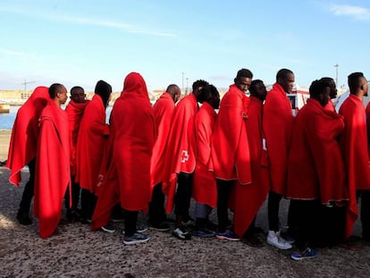 Grupo de 38 inmigrantes rescatados este martes en Tarifa tras llegar a la costa en patera.