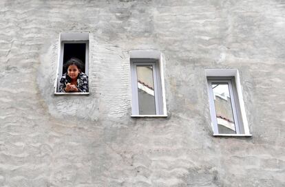 Una niña se asoma por la ventana de un edificio el 4 de octubre en Zarzouna, al norte de Túnez. 