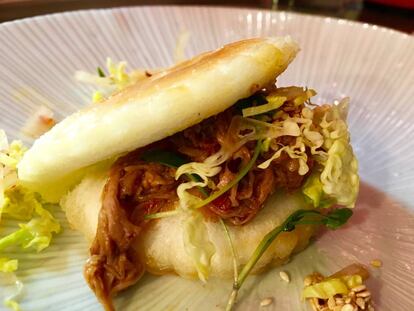 HAMBURGUESA DE CORDERO ESTILO XIAN CON SÉSAMO, CILANTRO Y CHILE / CAPEL