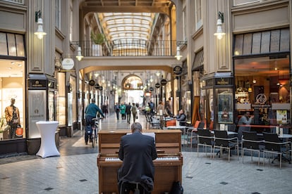 Un hombre toca el piano en el pasaje Mädler.