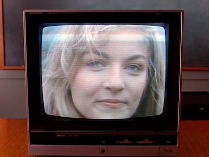 Laura representa a la “adolescente de al lado”, con una vida secreta y oscura. Su característico cárdigan 'oversize', un guiño a los años 90 con nostalgia por los 50, simboliza una época que maquillaba numerosas realidades. A medida que su aparente inocencia se desmorona y revela su complejidad, sus prendas de punto grueso y cuadros ceden un lugar a un ajustado vestido negro de cóctel: la transición de niña a mujer en un cambio abrupto en su identidad.
En una escena icónica, Laura aparece en una inquietante habitación roja luciendo un vestido ligero con un broche gigantesco y recargado de joyas, totalmente desproporcionado. Este detalle, lejos de ser un error de vestuario, refleja la asimetría de su carácter: atrapada por su destino, vestida para la tragedia, inclinada hacia el desastre. En 'Twin Peaks', las joyas funcionan como símbolos cargados de significado.
El vestuario de la serie estuvo a cargo de tres diseñadoras en sus diferentes etapas. Patricia Norris estableció los looks icónicos en el piloto de 1989, por el que ganó un Emmy. Su trabajo con Lynch (colaboró con él en todos sus filmes posteriores a 'The Elephant Man'), le valieron premios tanto del Costume Designers Guild como del Art Directors Guild. Sara Markowitz asumió el diseño de vestuario durante las dos primeras temporadas, aportando su experiencia previa en cine y televisión con títulos como 'AI Artificial Intelligence' y 'Coyote Ugly'. En el regreso de 2017, Nancy Steiner se encargó del vestuario, aportando su estilo característico tras trabajar en videos musicales de bandas como Nirvana y en películas como 'The Virgin Suicides' y 'Lost in Translation'.