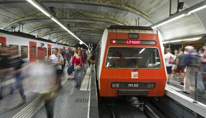 Un antiguo tren de Ferrocarrils de la Generalitat en la estación de plaza Cataluña.