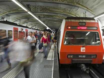 Un antiguo tren de Ferrocarrils de la Generalitat en la estación de plaza Cataluña.