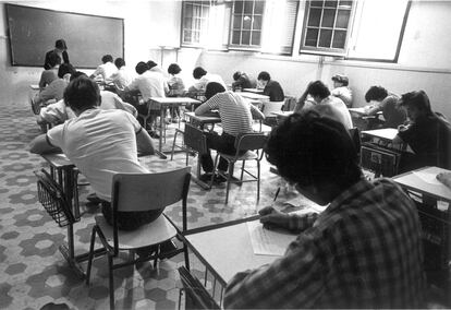 Estudiantes en una clase de BUP del Institut Vall d'Hebron, en Barcelona, en 1983.
