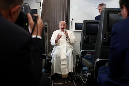 El papa Francisco atiende a los medios en su vuelo de regreso desde Singapur a Roma, este viernes.