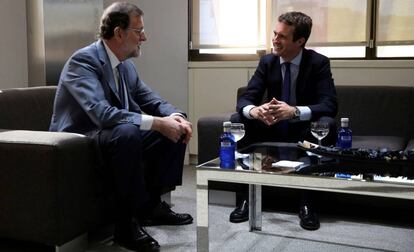 Pablo Casado y Mariano Rajoy, reunidos en la sede nacional del partido tras la celebración del Congreso Nacional Extraordinario del PP.