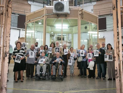 Los participantes en la protesta muestran fotograf&iacute;as de los presos olvidados.