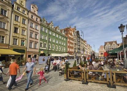 Esta ciudad de Silesia, conocida como la pequeña Cracovia, tiene personalidad propia que engancha. Su carisma arquitectónico y cultural, con influencias bohemias, austriacas y prusianas, se aprecia en la magnífica plaza del mercado (en la foto). Con 12 islas, 130 puentes y parques, su situación es perfecta, a orillas del río Óder. En la isla de la Catedral, en perfecto estado de conservación, nos espera una maravilla de la arquitectura gótica. Wroclaw es además la cuarta ciudad más grande del país, el principal centro industrial, educativo y cultural de la región, con numerosos teatros, varios festivales importantes, una animada vida nocturna y muchos estudiantes. Lo imprescindible aquí es recorrer el extenso casco antiguo y, después, visitar la joya de la ciudad (para sus residentes): el Panorama de Raclewice (panoramaraclawicka.pl), una pintura monumental (15 por 114 metros) de la batalla por la independencia (1794) que se visita en un circuito guiado.