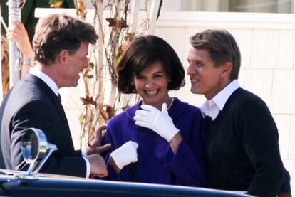 Escena de <i>Los Kennedy,</i> con Greg Kinner (John), Katie Holmes (Jackie) y Barry Pepper (Robert).