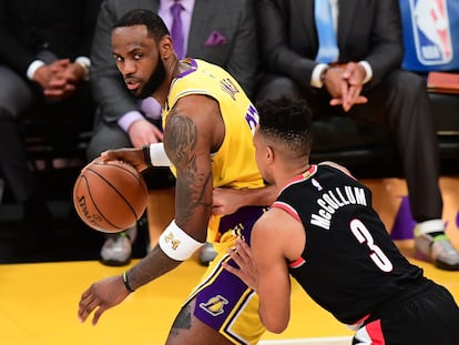 LeBron James y McCollum, en un Lakers-Portland.