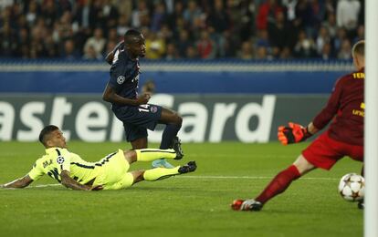 El Jugador del París Saint-Germain Blaise Matuidi marca el 3-1 ante el defensa del FC Barcelona, ​​Dani Alves (izda).