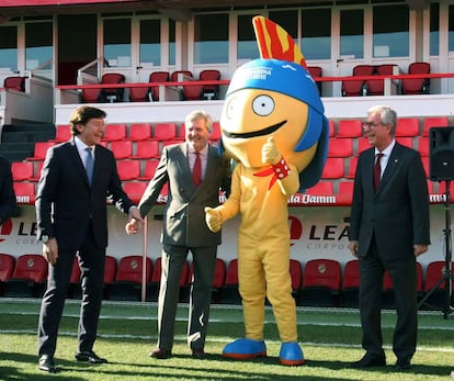 Ballesteros amb l'exministre Iñigo Méndez de Vigo i el president del CSD, José Ramón Lete, amb la mascota dels Jocs Mediterranis.