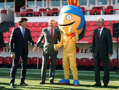 Ballesteros amb l'exministre Iñigo Méndez de Vigo i el president del CSD, José Ramón Lete, amb la mascota dels Jocs Mediterranis.