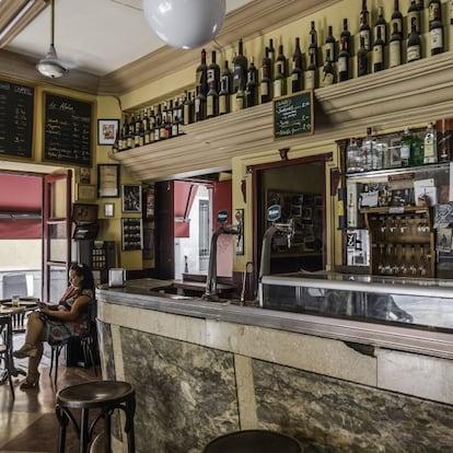 Cuando Manuel Alfaro llegó a Madrid desde Soria en 1918 no imaginó que las bodegas que llevarían su apellido serían parte de la iconografía del casticismo del siglo XX. Hasta tres bares llegó a tener repartidos por Madrid, aunque es el de la calle Ave María 10 el que mejor conserva la estética y el modus operandi que su fundador impulsó: vermú de grifo y barra de zinc. Esta taberna mítica de Lavapiés aún conserva los portones de color rojo que señalaban, entonces, que en ese local se servía buen vino. Se dice que aquí se comían las mejores anchoas cántabras de la capital y actualmente sus boquerones en vinagre permanecen en el top 10 del aperitivo madrileño.