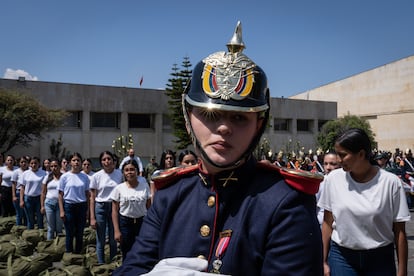 La comandante del primer contingente de mujeres, Paula Andrea Villamil, durante la ceremonia de recibimiento.