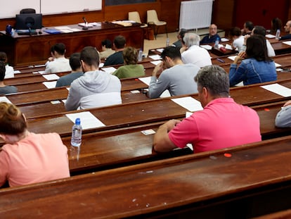 Aspirantes se presentan a los exámenes de oposición para acceder a una de las plazas ofrecidas por el Ayuntamiento de Madrid, en la Facultad de Derecho de la Universidad Complutense.