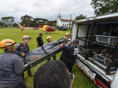 Bombeiros carregam um corpo recuperado em meio aos rejeitos em Brumadinho, no dia 28 de janeiro.