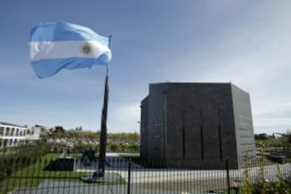 Vista del mausoleo en el cementerio de Río Gallegos (Argentina), en el cual descansarán desde hoy los restos del expresidente argentino Néstor Kirchner.