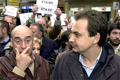 Javier Rojo (izquierda) y José Luis Rodríguez Zapatero, en una manifestación contra ETA de febrero de 2002.