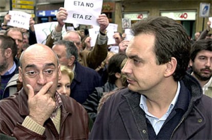 Javier Rojo (izquierda) y José Luis Rodríguez Zapatero, en una manifestación contra ETA de febrero de 2002.