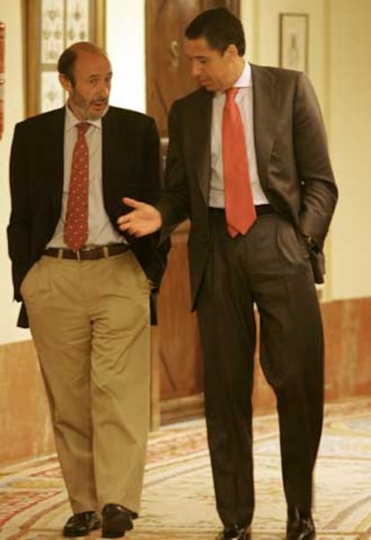 Alfredo Pérez Rubalcaba y Eduardo Zaplana, en el Congreso.
