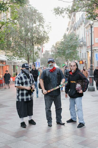 Brujería se dio a conocer hace más de dos décadas con el disco Matando Güeros, que mostraba en su portada una mano sosteniendo una cabeza decapitada. La potente imagen, respuesta a una época en que las guerras de narcos y trágicos sucesos copaban las páginas de los diarios mexicanos, se ha convertido con el tiempo en su mascota. En la imagen, 'Pinche Pitch' (tercera voz dle grupo) posa en la calle Montera de Madrid con 'Coco Loco', junto al vocalista y líder Juan 'Brujo' (centro) y el guitarrista 'El Sangrón (izquierda).