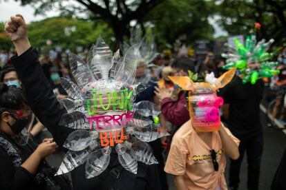 Manifestantes con máscaras del artista filipino Leeroy New participan en una manifestación contra la Ley Antiterrorista en el Día de la Independencia en Filipinas, el pasado 12 de junio.