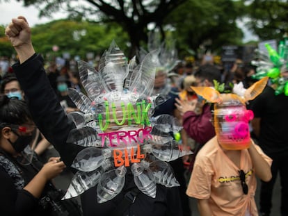 Manifestantes con máscaras del artista filipino Leeroy New participan en una manifestación contra la Ley Antiterrorista en el Día de la Independencia en Filipinas, el pasado 12 de junio.