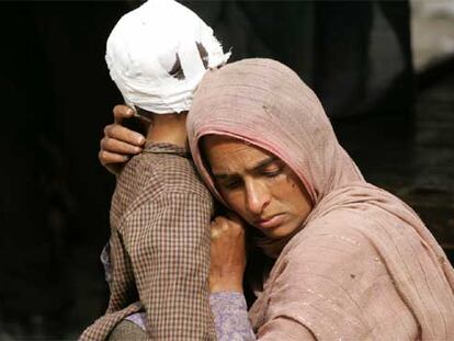 Una mujer abraza a su hijo, herido en el terremoto, en la localidad de Kamah, en la Cachemira administrada por India.