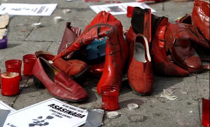 En la imagen, detalle de los zapatos y carteles en la acampada contra la violencia machista en la Puerta del Sol (Madrid) en la que diez mujeres y un hombre se han sumado a la huelga de hambre que comenzó el pasado 9 de febrero.